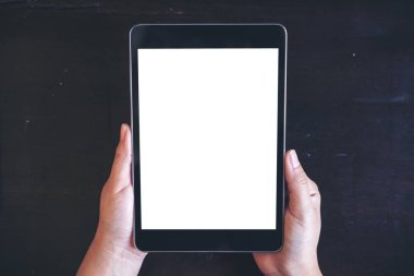 Kadının görüntüsünü mockup holding siyah tablet pc ile siyah arka plan ile boş beyaz ekran eller 