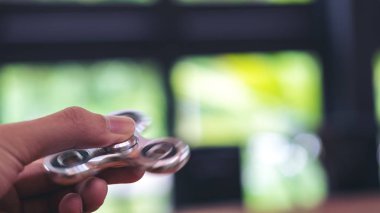 Elini tutarak ve topluca spinner ile oynarken arka plan bulanıklık