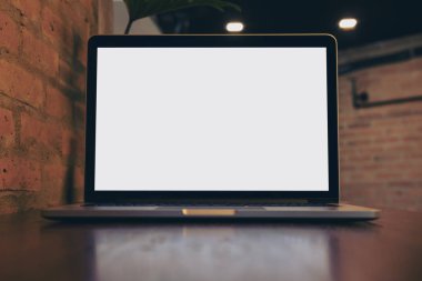 Ahşap modern Cafe ahşap masa boş beyaz ekran ile dizüstü mockup görüntü