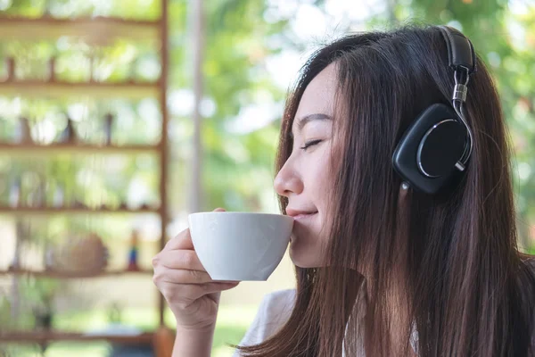 Una Bella Donna Asiatica Chiude Gli Occhi Ascolta Musica Con — Foto Stock
