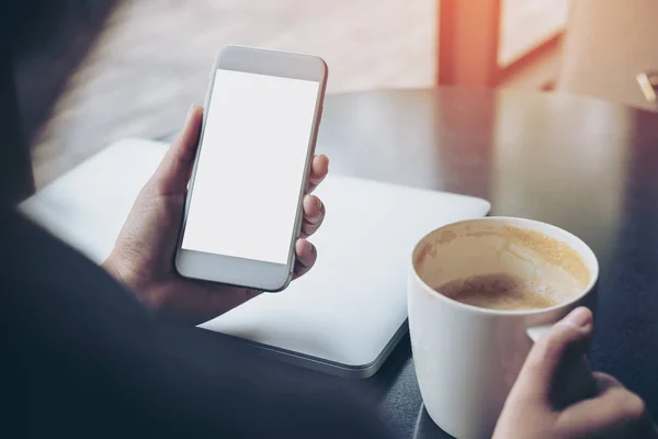 Imagen Burlona Mujer Negocios Sosteniendo Teléfono Móvil Con Pantalla Blanca — Foto de Stock