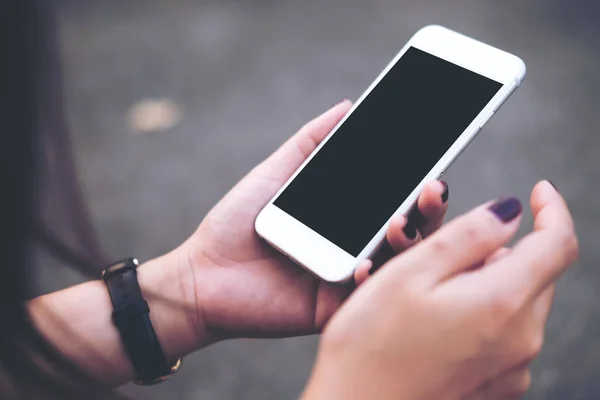 Attrappe Bild Der Hand Hält Weißes Mobiltelefon Mit Leerem Schwarzen — Stockfoto