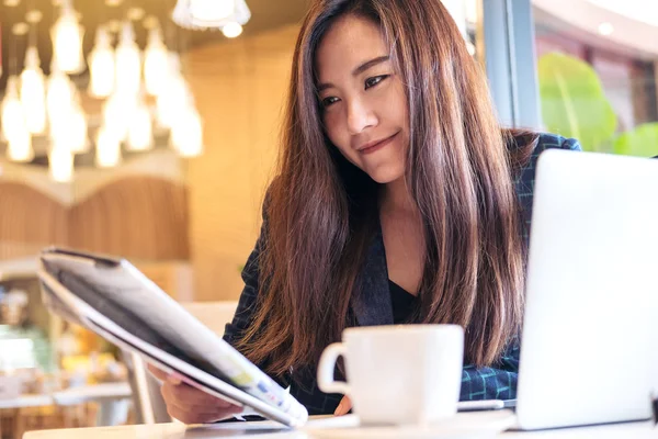 Μια Επιχειρηματίας Διαβάζει Εφημερίδα Και Πίνει Καφέ Πρωί Στην Καφετέρια — Φωτογραφία Αρχείου