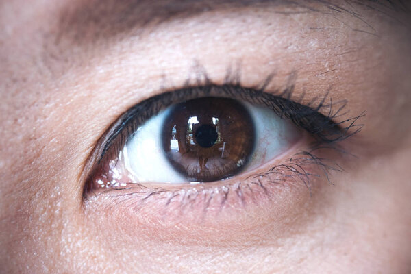 Закрыть изображение глаза азиатки
