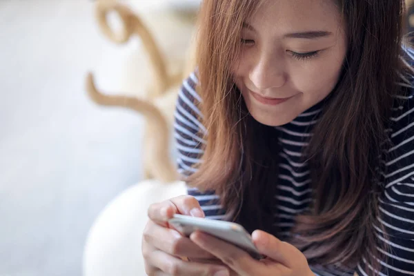 Una Hermosa Mujer Asiática Con Cara Sonriente Usando Mirando Teléfono — Foto de Stock