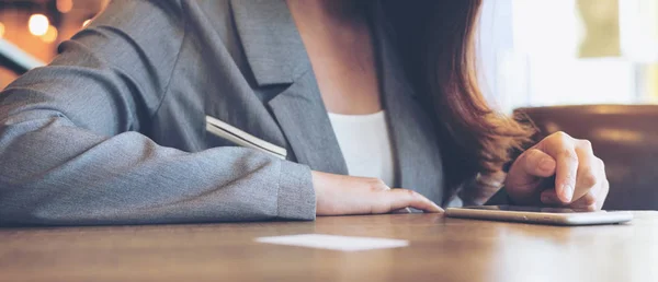 Business Woman Looking Using Tablet Blur Background Cafe — Stock Photo, Image