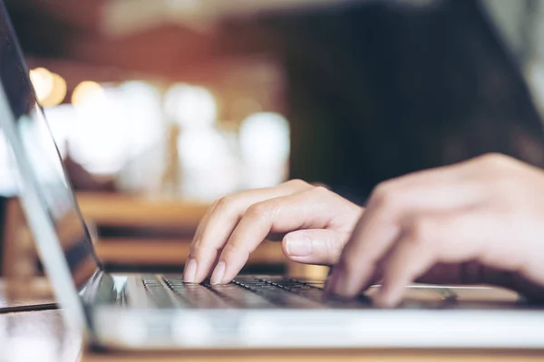 Imagem Perto Das Mãos Uma Mulher Negócios Trabalhando Digitando Teclado — Fotografia de Stock