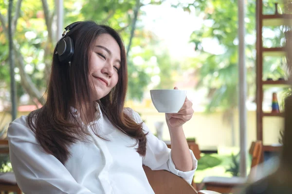 Una Bella Donna Asiatica Chiude Gli Occhi Ascolta Musica Con — Foto Stock