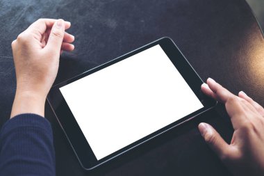 Mockup görüntü el ile vintage siyah tablo arka plan boş beyaz ekran siyah tablet PC'yi kullanma