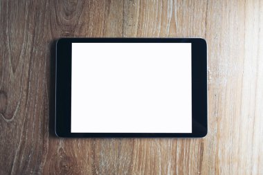Siyah tablet pc vintage ahşap masa arka plan boş beyaz ekran ile yakından mockup görüntü