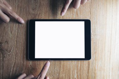 İş adamı mockup vintage ahşap masa arka plan boş beyaz ekran ile siyah tablet PC işaret üç parmak