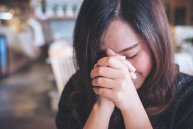 Asyalı bir kadın için dua ve iyi şans için isteyen gözlerini kapat