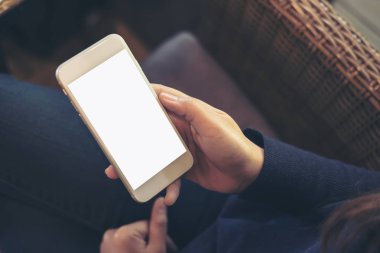 Kalçasında boş siyah ekran olan beyaz cep telefonlu el resmi. 