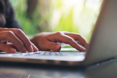 Portre resim çalışma ve yeşil doğa arka plan cam masada dizüstü klavye yazarak bir iş kadının el