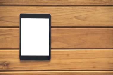 Siyah tablet pc ile antika ahşap masa arka plan boş beyaz ekran görüntüsünü mockup