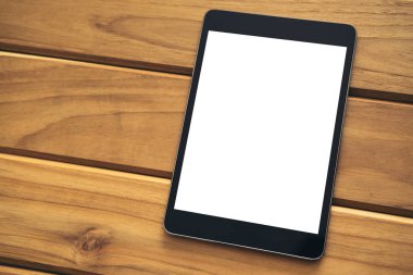 Siyah tablet pc ile antika ahşap masa arka plan boş beyaz ekran görüntüsünü mockup