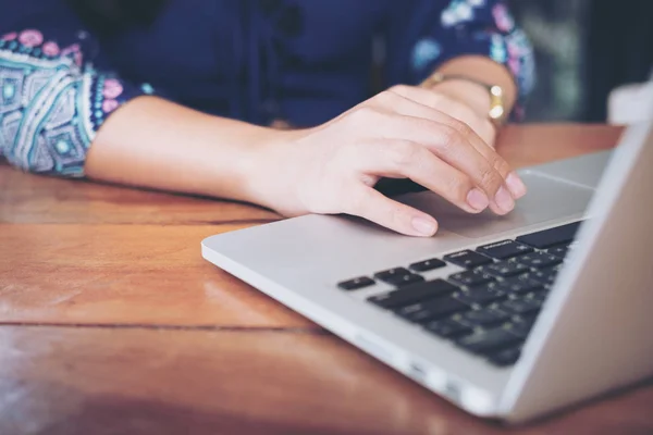 Close Beeld Van Handen Van Een Zakenvrouw Werken Typen Laptop — Stockfoto