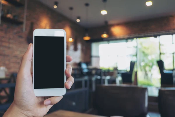 Attrappe Der Hand Hält Weißes Handy Mit Leerem Schwarzen Bildschirm — Stockfoto