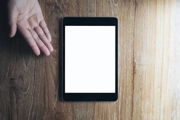 El hareketi mockup görüntü el gösterilen, işaret ve vintage ahşap masa arka plan boş beyaz ekran ile siyah tablet pc sunulması