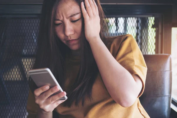 Une Belle Femme Asiatique Regardant Téléphone Intelligent Avec Sentiment Stress — Photo