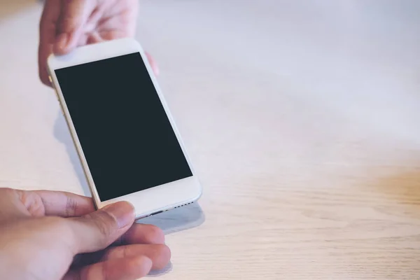 Imagen Burlona Una Mano Sosteniendo Mostrando Dando Teléfono Inteligente Blanco — Foto de Stock