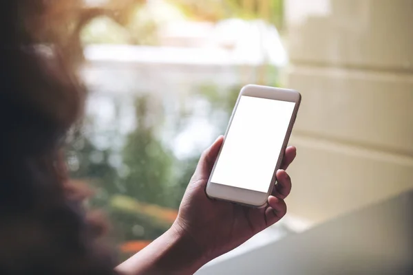 Makieta Obrazu Kobiety Wciskając Biały Inteligentny Telefon Pusty Ekran Tło — Zdjęcie stockowe