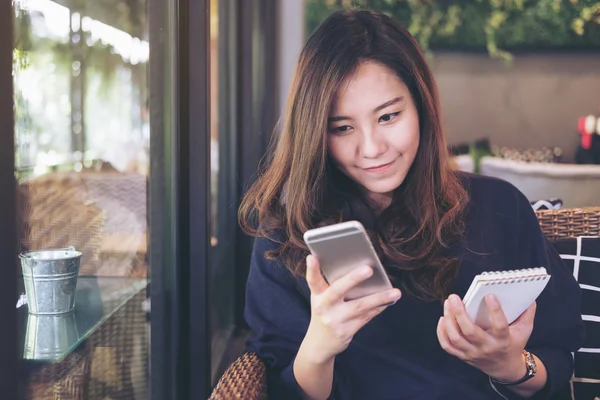 Una Hermosa Mujer Negocios Asiática Sosteniendo Teléfono Inteligente Portátil Mientras — Foto de Stock