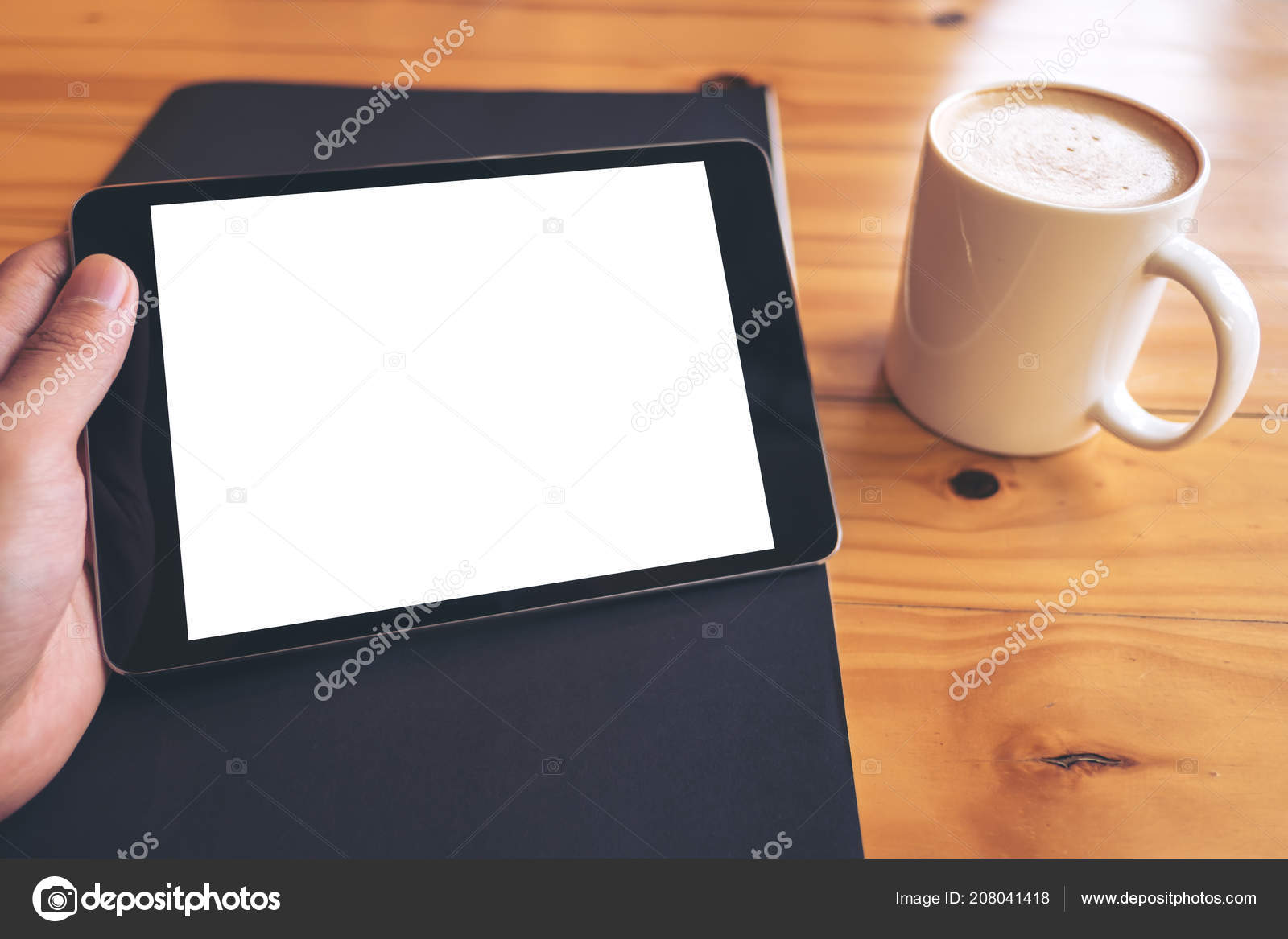 Image Maquette Main Tenant Noir Tablet Avec écran Blanc