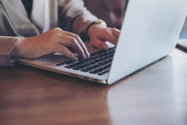 Imagem Close Uma Mulher Negócios Asiática Trabalhando Digitando Teclado Laptop — Fotografia de Stock