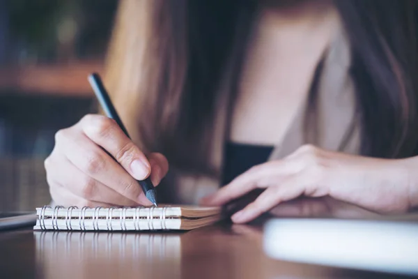 Närbild Bild Affärskvinna Som Skriver Anteckningsboken Med Träbord Bakgrund Office — Stockfoto