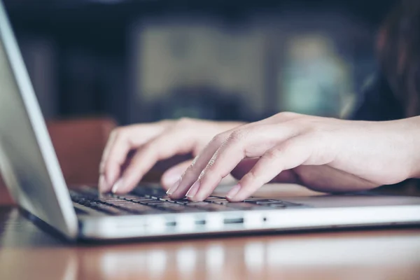 Nahaufnahme Der Hände Einer Geschäftsfrau Beim Arbeiten Und Tippen Auf — Stockfoto