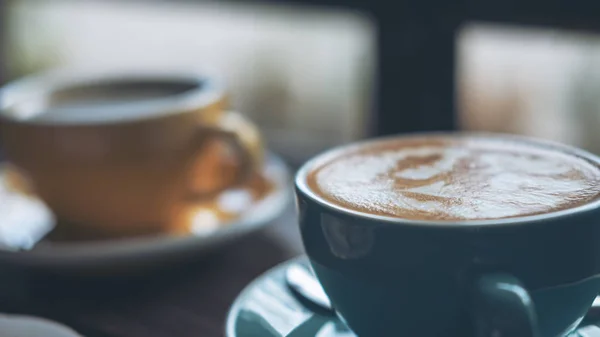 熱いラテ コーヒーとアメリカーノ コーヒー カフェでヴィンテージの木製テーブルの上のカップ — ストック写真