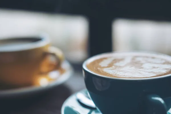 熱いラテ コーヒーとアメリカーノ コーヒー カフェでヴィンテージの木製テーブルの上のカップ — ストック写真