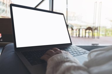 Kafede otururken boş beyaz masaüstü ekran kullanan ve yazan kadınların ellerinin görüntüsü.