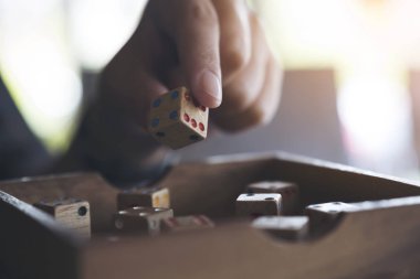 El ele tutuşmanın ve tahta zarlar çalmanın yakın plan görüntüsü. 