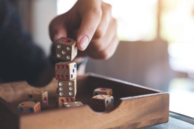 El oyunlarının ve ahşap zarlar inşa edişinin yakın plan görüntüsü 