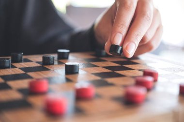 Satranç tahtasındaki dama oynayan ve hareket eden insanların yakın plan resmi