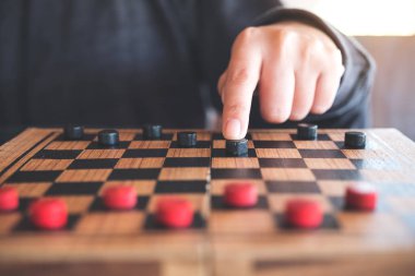 Satranç tahtasındaki dama oynayan ve hareket eden insanların yakın plan resmi