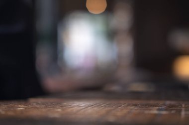 Kafe üzerinde bulanık bokeh arkaplanı olan klasik ahşap masa