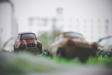 Yeşil çimenlerin üzerinde küçük vintage arabalar modelinin portre resim
