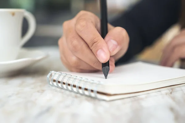Imagem Perto Das Mãos Uma Mulher Escrevendo Caderno Branco Branco — Fotografia de Stock