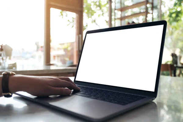 Imagem Mockup Mãos Usando Digitando Laptop Com Tela Desktop Branca — Fotografia de Stock