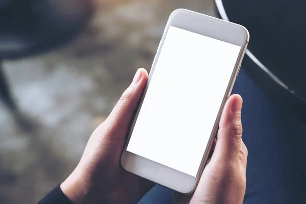 Образец Изображения Рук Держащих Белый Мобильный Телефон Пустым Экраном Рабочего — стоковое фото