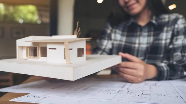 Una Arquitecta Trabajando Modelo Arquitectura Con Papel Dibujo Mesa —  Fotos de Stock