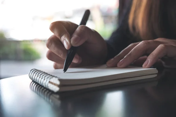 Imagen Cerca Las Manos Una Mujer Anotando Cuaderno Blanco Blanco — Foto de Stock