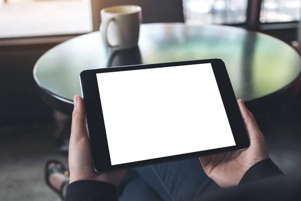 Imagem Mockup Mãos Segurando Tablet Preto Com Tela Branca Branco — Fotografia de Stock