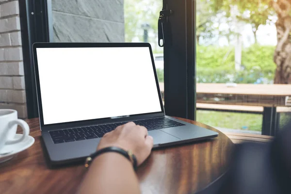 Εικόνα Mockup Μιας Γυναίκας Που Χρησιμοποιεί Και Πληκτρολογεί Laptop Λευκή — Φωτογραφία Αρχείου