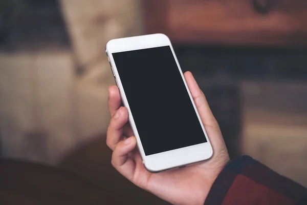 Imagen Burlona Mano Sosteniendo Teléfono Móvil Blanco Con Pantalla Blanco — Foto de Stock