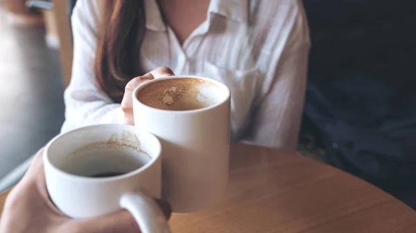 Zblízka Obraz Muže Ženy Cinkající Bílé Hrnky Kávy Kavárně — Stock fotografie