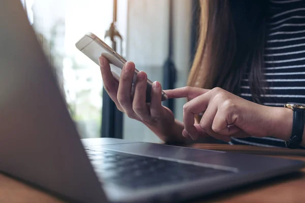 Imagen Cerca Una Mujer Sosteniendo Usando Teléfono Móvil Portátil Sobre —  Fotos de Stock